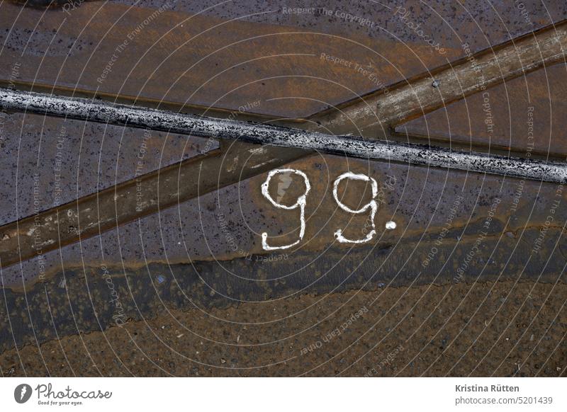 99. straßenbahnschienen neunundneunzig zahl nummer nummerierung markierung kennzeichen zählen nummerieren beziffern benummern durchnummerieren kennzeichnung