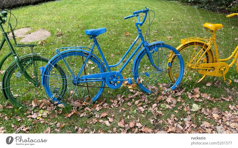 Bunte Fahrraeder, Kunst grell Geisterraeder Fahrrad Mahnrad geschmueckt Schmuck Zaun eingezaeunt stehen bunt Farbe Design lustig Reklame anziehend lebensgross