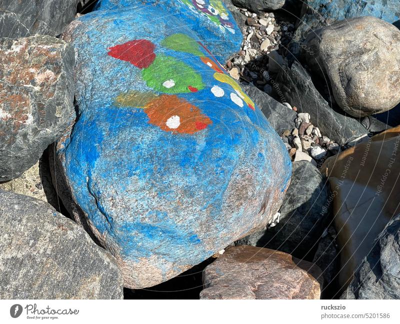 Bunte Steine am Strand Fels Findlinge geschmueckt Schmuck bunt Farbe Design Kunst lustig draussen anziehend extravagant gefleckte gelb blau pink lila gruen