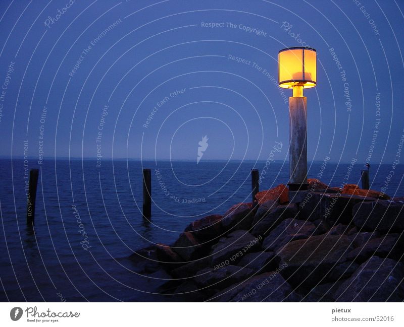 Der Letzte macht das Licht aus Meer Ostseeinsel Insel Poel Timmendorfer Strand Steg schlechtes Wetter Nebel Wolken Lampe Winter kalt Hafeneinfahrt Leuchtturm