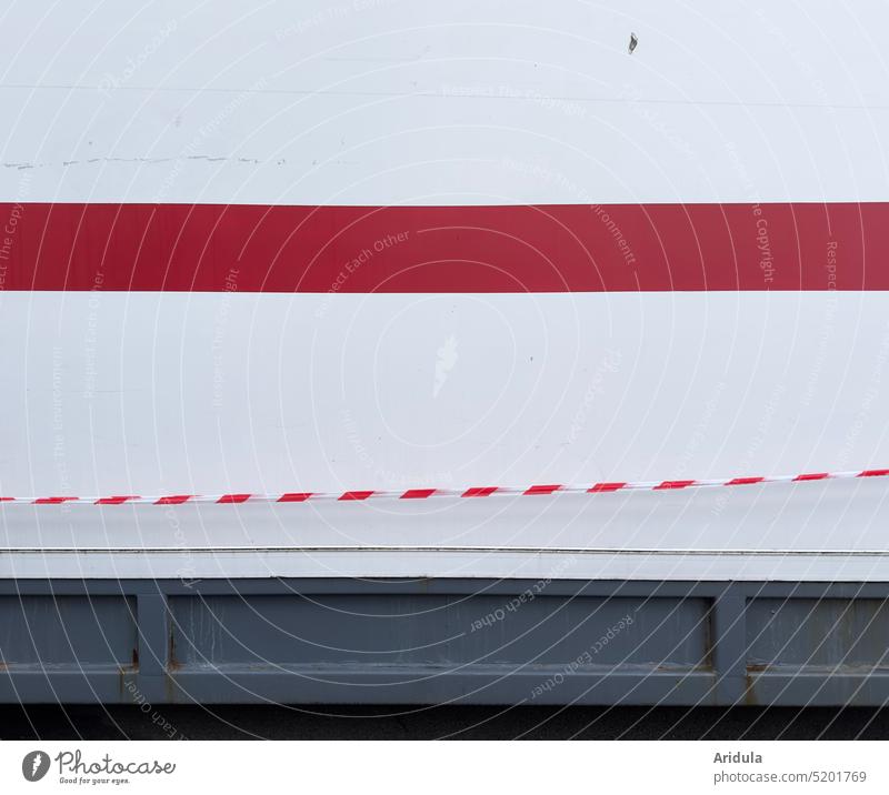 roter Streifen auf weißer Wand mit Absperrband Kontainer grau rot-weiß Menschenleer Flatterband
