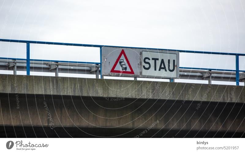 Stauhinweis, Schild mit Stauwarnung auf einer Autobahnbrücke Verkehrsstau verkehrsschild Autoverkehr Brückenschild Straßenverkehr Verkehrsschild Warnung
