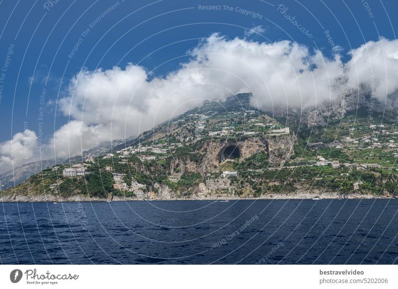 Amalfiküste, Italien Landschaft mit Blick auf das Meer und niedrige Gebäude an den Klippen entlang der Küstenlinie in Costiera Amalfitana. traditionelle Gebäude