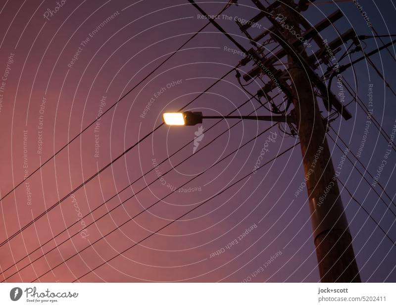 auf der Kippe / am Abend bevor die Nacht kommt Sonnenuntergang Abendstimmung Himmel Wolken Dämmerung Strommast Blaue Stunde Lichterscheinung Leitung Silhouette