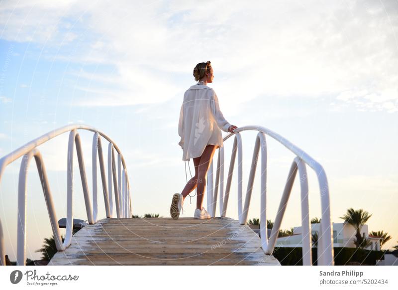 Junge Frau steht auf einer Brücke im sommerlichem Outfit Porträt junge Grau Sommer Leichtigkeit Farbfoto Mensch Lebensfreude Außenaufnahme Fröhlichkeit Glück