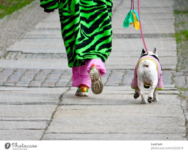 Beste Freunde im Partnerlook Gassi gehen Gassigehen Hund Mops bunt schrill gewagt gewagtes Outfit Haustier Spaziergang mit dem Hund rausgehen Freunde fürs Leben
