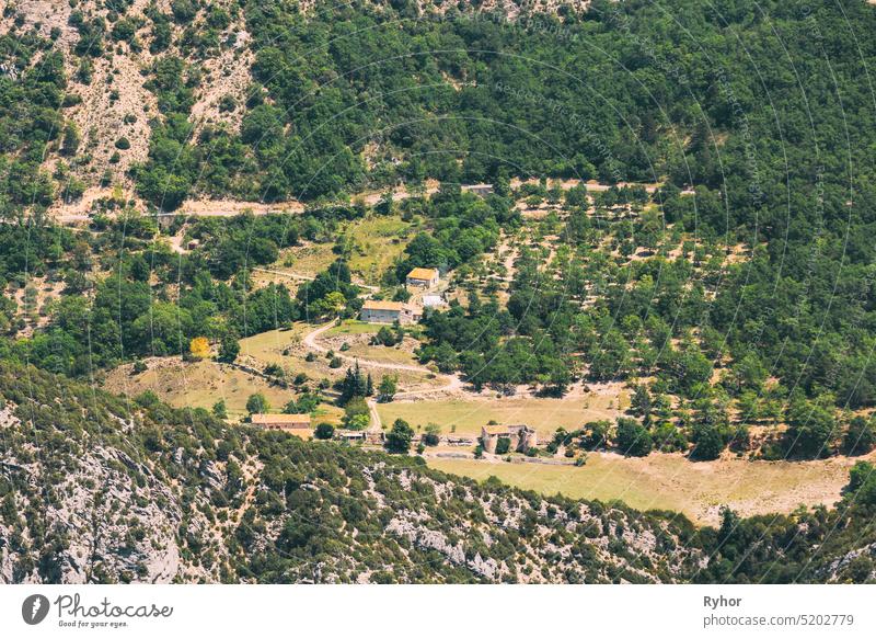 Verdon, Frankreich. Schöne Landschaft der Gorges Du Verdon im Südosten Frankreichs. Provence-Alpes-Côte d'Azur. Altes Haus und Garten in einem Bergtal