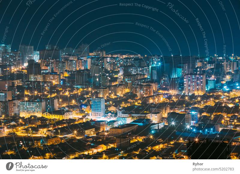 Batumi, Adscharien, Georgien. Luftaufnahme der städtischen Stadtlandschaft Skyline bei Nacht Adjara Architektur schön Blaue Stunde Gebäude Kaukasus Großstadt