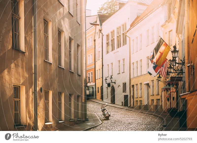 Tallinn, Estland. Leere Puhavaimu Straße in der Altstadt bei Sonnenuntergang. Motorrad geparkt auf alten Straße eng baltisch schön Kapital Osteuropa Esten
