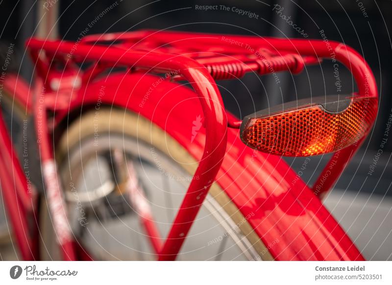 Gepäckträger und Rücklicht eines roten Fahrrades Schutzblech Rad Verkehr Straßenverkehr Blech auffallen auffallend auffällig Warnfarbe Warnung leuchten