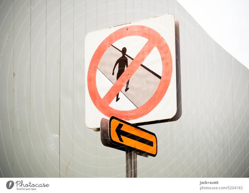 übertrieben | es ist verboten verkehrswidrig die Straße zu überqueren Verkehrsgebot Fußgänger nicht kreuzen Straßenverkehr Singapore Verkehrsschild Zeichen