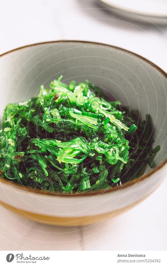 Grüner Seetang-Salat Seegras Salatbeilage grün Algen Wachsamkeit asiatisch Küche Gesundheit Japanisch Delikatesse Sesam geschmackvoll Amuse-Gueule Asien marin