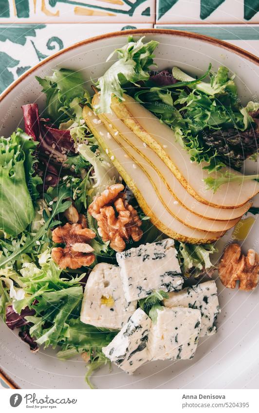 Grüner Salat mit Birnen, Blauschimmelkäse und Walnüssen Salatbeilage Gesundheit Rucola Sesamsamen selbstgemacht grün roquefort Blatt Rucolasalat Scheiben frisch