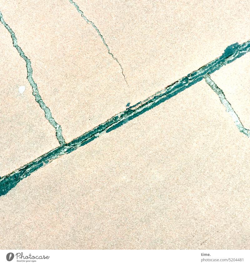 auf der Kippe | notversiegelt Beton Füllmaterial grün Risse diagonal Oberfläche Bodenplatte Linie verklebt Stein Vogelperspektive Strukturen & Formen Kontrast