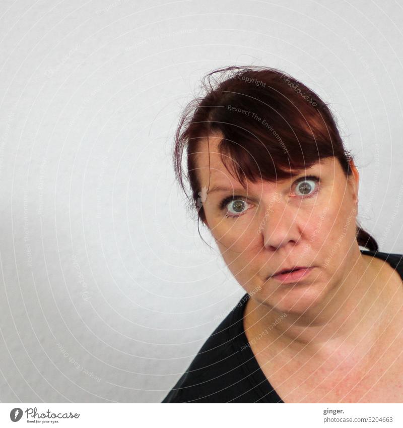 Huch, wer bist du denn? (überrascht blickende Frau) selfie Selbstportrait Fotografie Mensch Erwachsene Porträt erstaunt gucken Große Augen machen Farbfoto