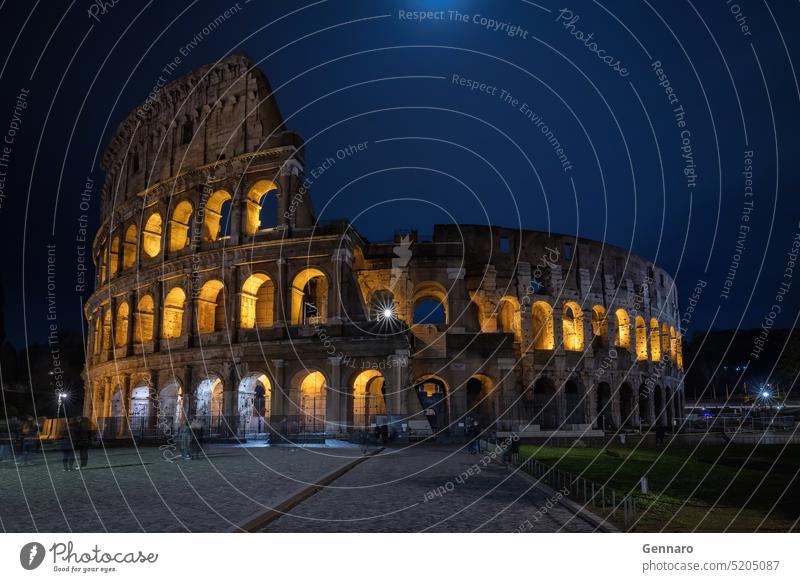 Beleuchtetes Kolosseum bei Nacht, Langzeitbelichtung. Kultur Gladiator Ruine reisen Stein Tourismus Historie alt Europa Italienisch Amphitheater antik altes Rom