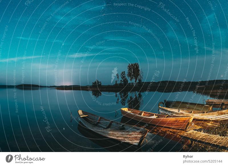 Real Starry Sky And Night Stars Above Lake. Natürliche Sternenhimmel Reflexion Landschaft . Schönheit in der Natur Ansicht Nacht schön weißrussland Weltall