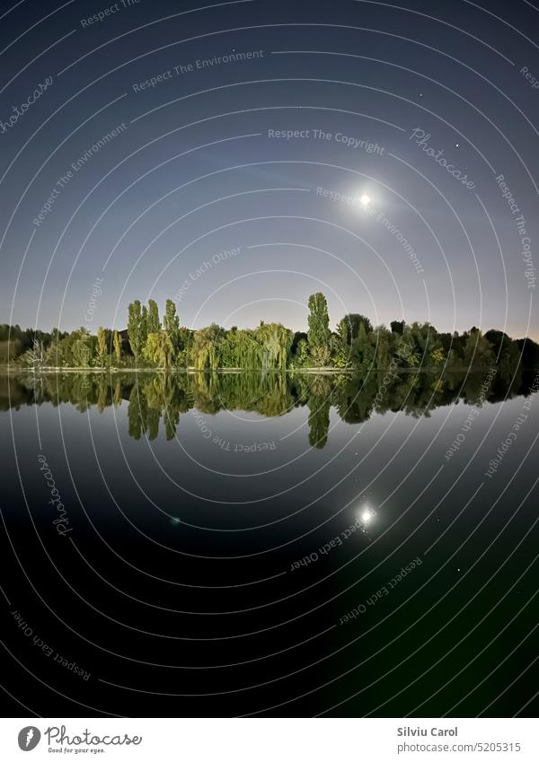 Vollmond, der sich auf einem See mit Bäumen spiegelt, Landschaftsansicht Mond ruhig Hintergrund blau Wasser Baum Wald Nacht satt Natur reisen Berge u. Gebirge