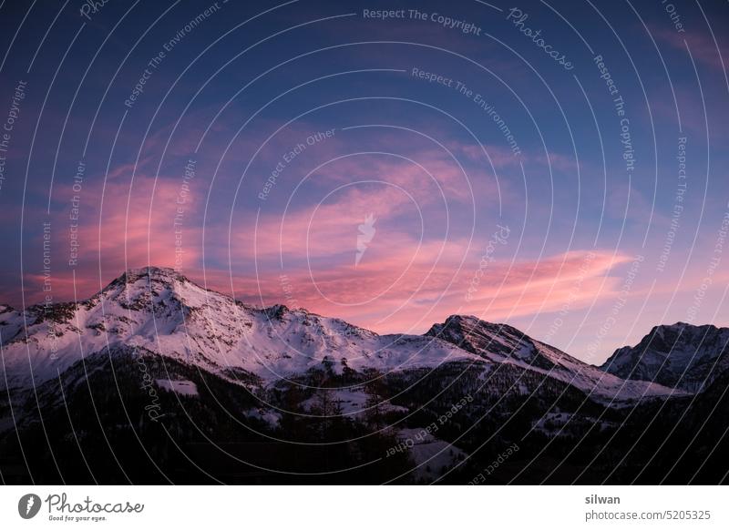 Abendglühen mit Wolkenhimmel im Wallis Berge Abendrot Gipfel Alpenglühen Schnee Felsen Felsstruktur