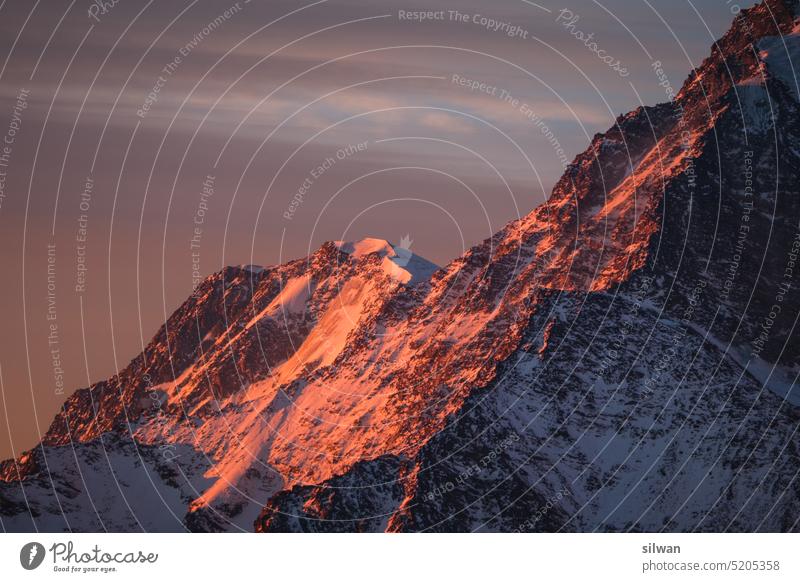 Alpenglühen em Fletschorn von Rosswald her betrachtet Schweiz Berge Wallis Fels Abendrot Gipfel Felsstruktur Landschaft Abenddämmerung