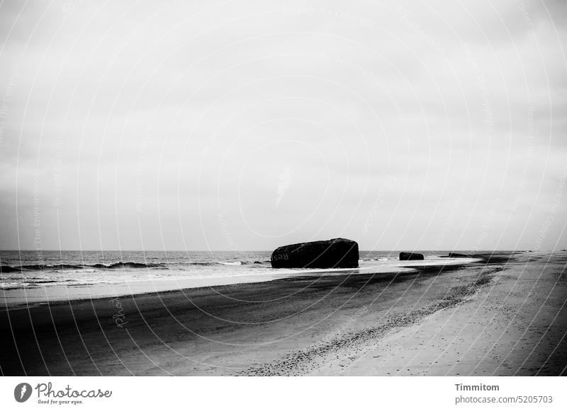 Relikte an dänischer Nordseeküste Bunker Beton Ruinen Krieg Vergangenheit Küste Sand Strand Wasser Wellen Himmel Wolken Dänemark Schwarzweißfoto Stimmung trist