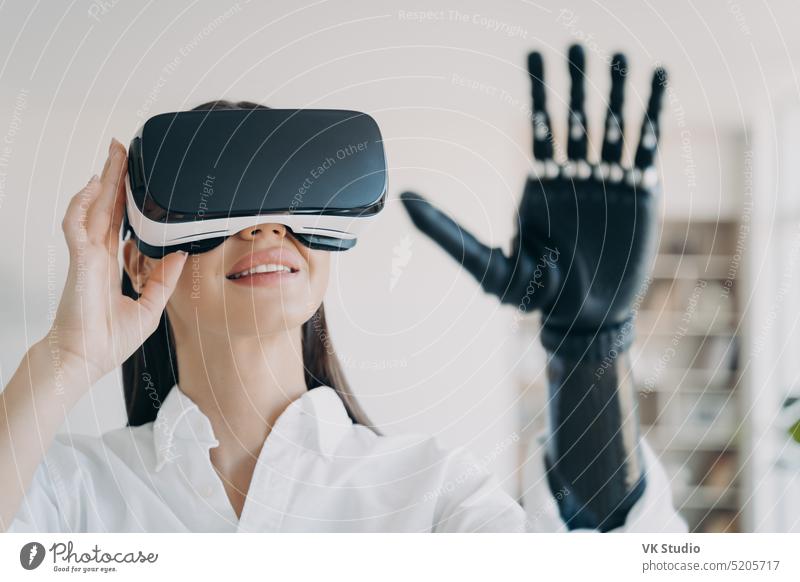 Frau mit bionischer Armprothese testet Virtual-Reality-Brille und erlebt den erweiterten Cyberspace virtuell Realität Prothesen Arme deaktiviert Behinderung
