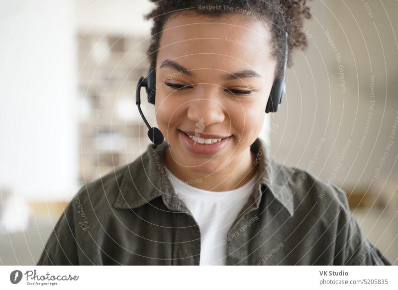 Moderne gemischtrassige Teenager-Studentin mit Headset beim Online-Lernen. Fernunterricht, e-learning Mädchen elearning gemischte Rasse Bildung Lektion