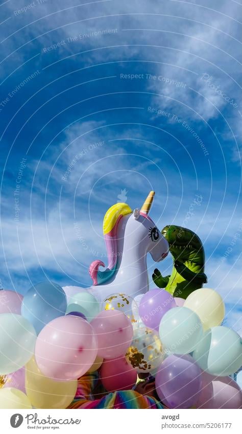 Einhorn und Dino treffen sich auf Wolke aus Luftballons. Dinosaurier bunt Himmel Schleierwolke Glitzer Feenstaub Regenbogenfarben rosa mint hellblau hellgrün