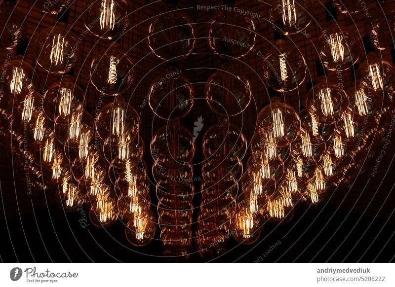 Stilvolle, moderne und dekorative Lampen von Edison von runder Form in den Reihen. Glühbirnen im Retro-Stil. Viele leuchtende Vintage-LED-Lampen. Objekt für die Inneneinrichtung, selektiver Fokus Foto