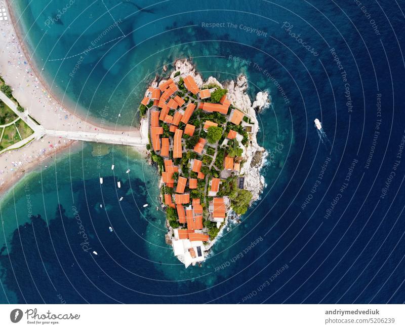 Luftbildfotografie. Luftaufnahme der Insel Sveti Stefan an einem schönen Sommertag, Montenegro aus einer fliegenden Drohne. Panoramablick von oben auf das Luxusresort St. Stefan. Tourismus und Freizeitkonzept.