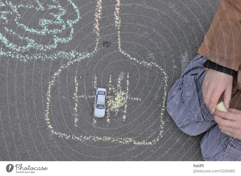 mit Kreide skizzierter Parkplatz Kreidezeichnung Skizze Zeichnung Kinderzeichnung Stadtplanung parken Auto Platz Spielen Strassenmalerei Kreativität
