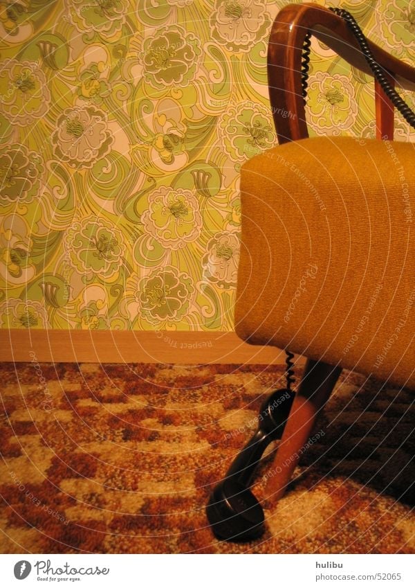 Keiner da? Siebziger Jahre Sechziger Jahre Oldtimer retro Sessel Telefon Wand Tapete Teppich braun grün Muster Blümchentapete Telefonkabel höhrer Stuhllehne