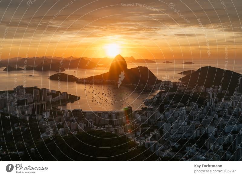Zuckerhut in Rio de Janeiro bei Sonnenaufgang Antenne Anziehungskraft Bucht Strand Brasilien Brasilianer Großstadt Stadtbild Ausflugsziel berühmt berühmter Ort