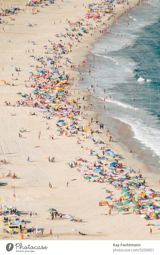 Touristen am Copacabana Strand in Rio de Janeiro Vibrationen Sommer türkis aqua Meeresstrand Uferlinie szenische Darstellungen überfüllter Strand Wellen