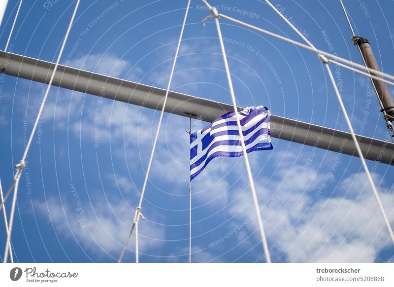 Griechische Flagge auf dem Segelboot im Wind Fahne Griechenland Insel Europa Himmel reisen schön blau mediterran historisch winkend Europäer Nation national