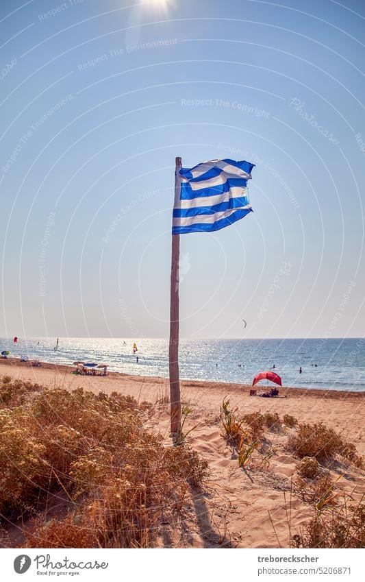 Griechische Nationalflagge am Strand von Korfu, einer griechischen Insel im Mittelmeer Griechen Symbol Fahne Griechenland national Land Hintergrund Transparente