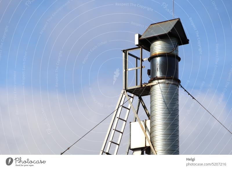 außergewöhnliche Schornstein-Konstruktion auf dem Dach einer Räucherei Rauchabzug Metall Leiter Himmel Wolken Stahl Außenaufnahme Menschenleer Drahtseil