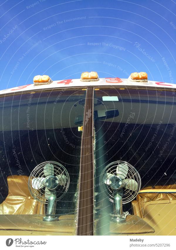 Ventilatoren auf dem Armaturenbrett eines klassishen amerikanischen Wohnmobil der Luxusklasse vor blauem Himmel bei Sonnenschein in Detmold in Ostwestfalen-Lippe
