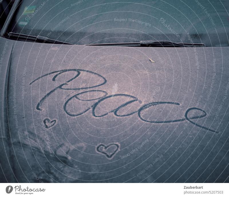 Aufschrift Peace - Frieden mit Herzen im Raureif auf einer Motorhaube im Morgenlicht Schrift Schreibschrift Licht Krieg Zeichen Ukraine Russland schwung