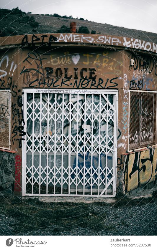 Verlassene Polizeistation mit Graffiti und weißem Gittertor an der französisch-spanischen Grenze bei Portbou verlassen lost places Grenzübergang Flucht