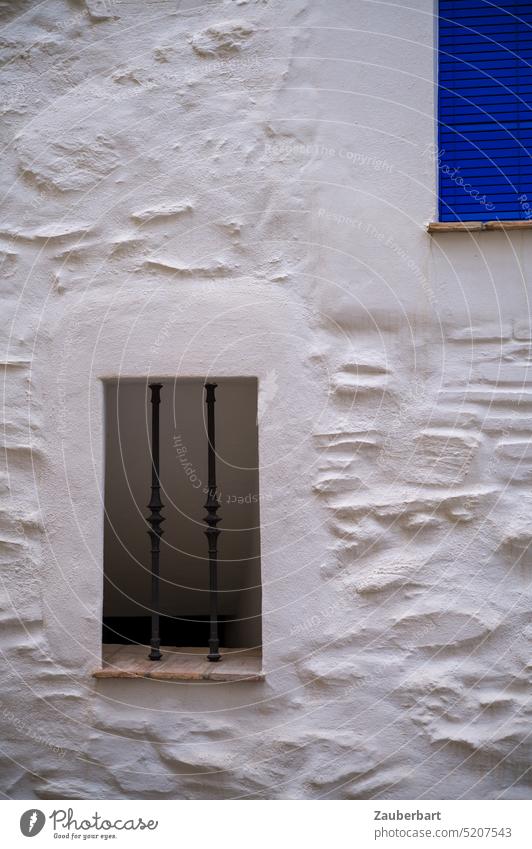 Fenster und blauer Fensterladen auf weißer Fassade mit Strukturen erinnert an abstraktes Gemälde grau Yves Rechteck rechteckig strukturiert Kunst Gebäude Wand