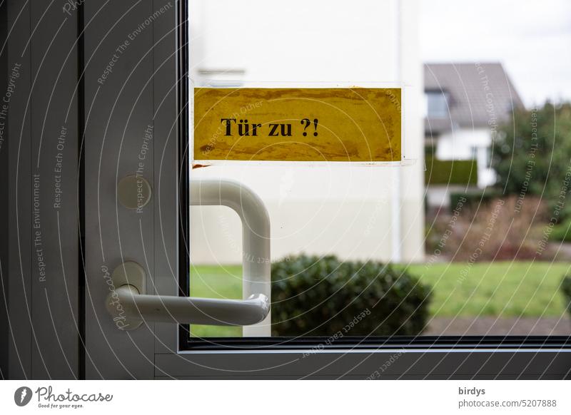 " Tür zu ?! "Hinweis an der Hauseingangstür eines Mehrfamilienhauses Haustür defekt Schließung kaputt Schriftzeichen Einbruchschutz Sicherheit Türklinke