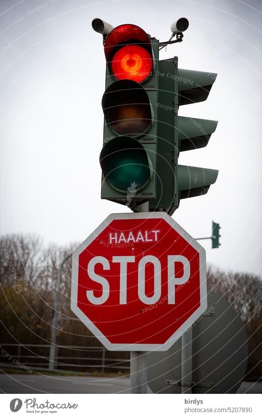 rote Ampel mit Stoppschild und der Aufschrift HAAALT Halt Verkehrsregel Verkehrszeichen Sicherheit übertrieben übertreiben unterbinden leuchten