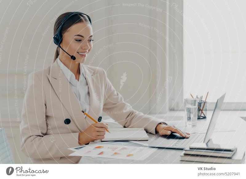 Callcenter-Mitarbeiter mit Headset im Gespräch mit einem Kunden Frau Business Wirtschaftswissenschaftler finanziell Daten Bericht Videoanruf Sitzung online