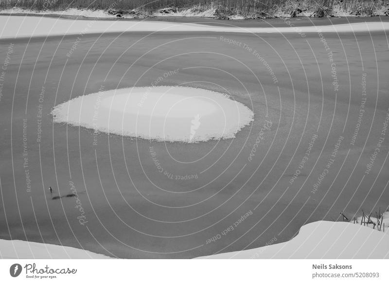 weiße Insel kalt Frost frostig gefroren Golfloch Eis mit Eis bedeckt Inseln See Landschaft national Natur Norden Park Fluss rund Schottland Schnee Oberfläche
