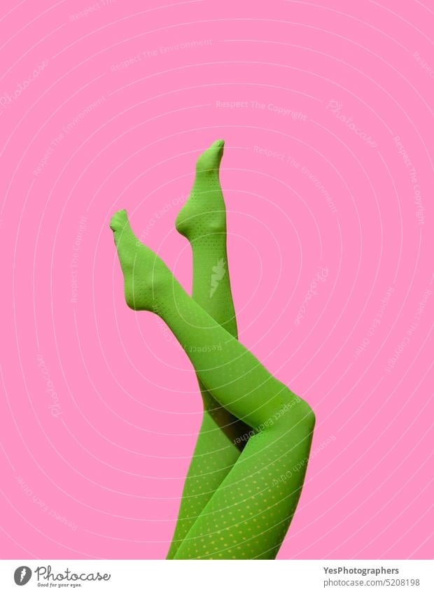 Frau Beine in Strumpfhosen gegen eine rosa Wand. Feet-up Frau, minimalistisch auf einem farbigen Hintergrund 40s sportlich schön Körper Kleidung Farbe Konzept