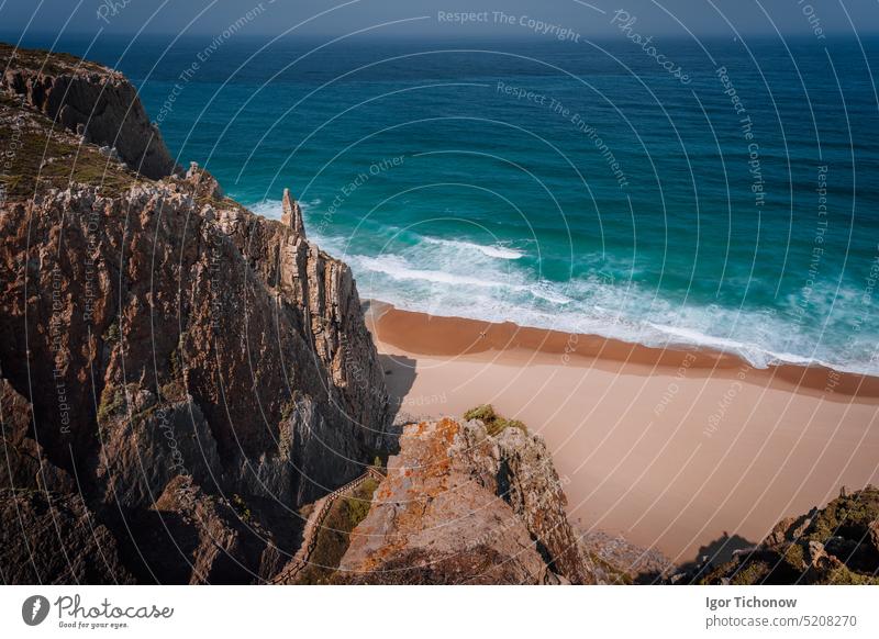 Felsige Klippen am Praia Grande am Atlantik, Sintra, Portugal, Europa Meer Ansicht Wellen oben atlantisch Strand schön groß blau Brechen Küste Küstenlinie