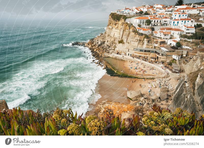 Portugals niedliche Stadt Azenhas do Mar. Die Wellen des Atlantiks rollen an einen kleinen Strand. Weiße Kreidehäuser am Rande einer Klippe. Sintra Wahrzeichen, Europa