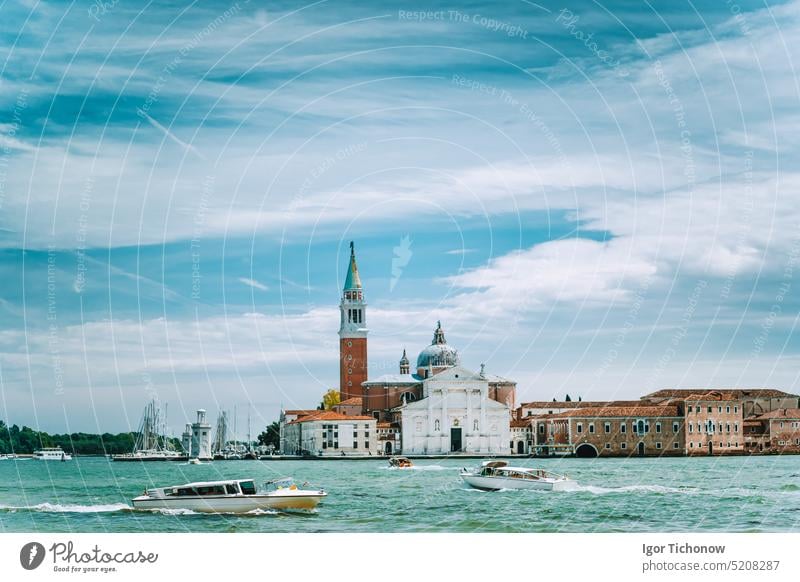 Venedig, Italien. Chiesa di San Giorgio Maggiore oder San Giorgio Maggiore Insel gegen blauen Himmel und weiße Wolken. Turm Kirche Europa Lagune Veneto venezia