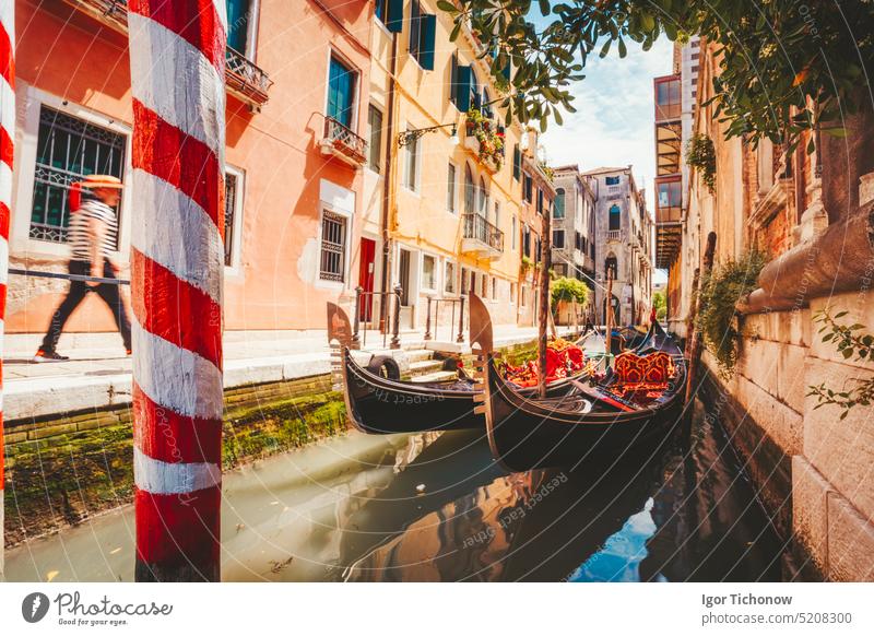 Gondeln Boot schwimmt in engen Kanal von Venedig Stadt auf schönen sonnigen Tag. Italien. Europa venezia Boote Architektur Wahrzeichen Feiertag Urlaub Gebäude